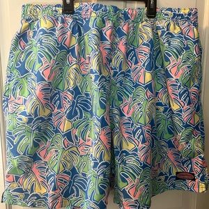 Vineyard Vines Men’s XX-Large swim trunks. Excellent pre-owned condition.